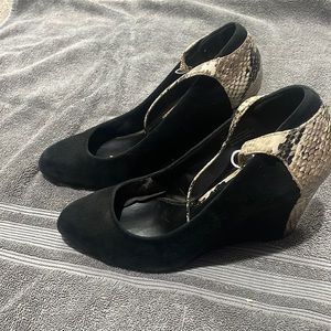 White House black market wedges. Size 8